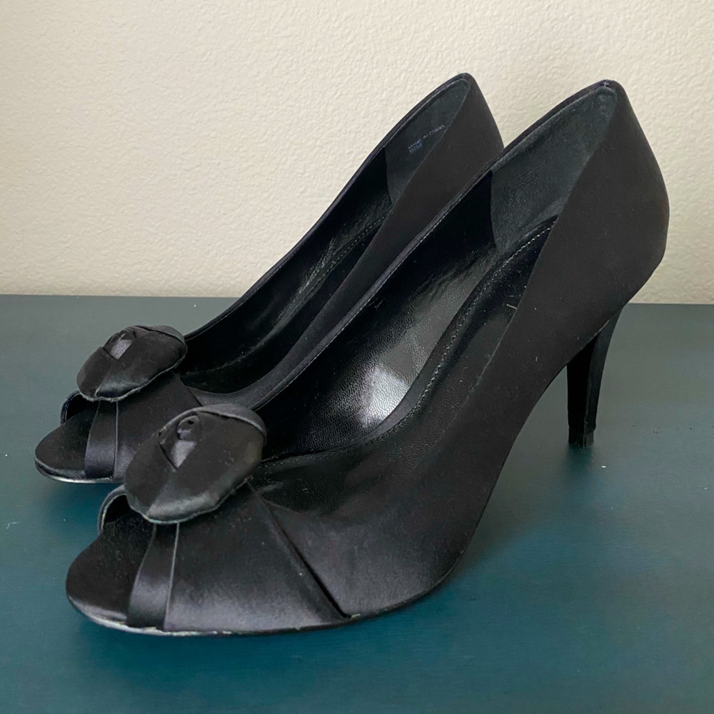 Ann Taylor Heels- Black Peep Toes